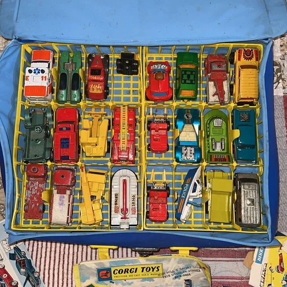 Vintage’60’s ‘70’s Lesney Matchbox case plus cars